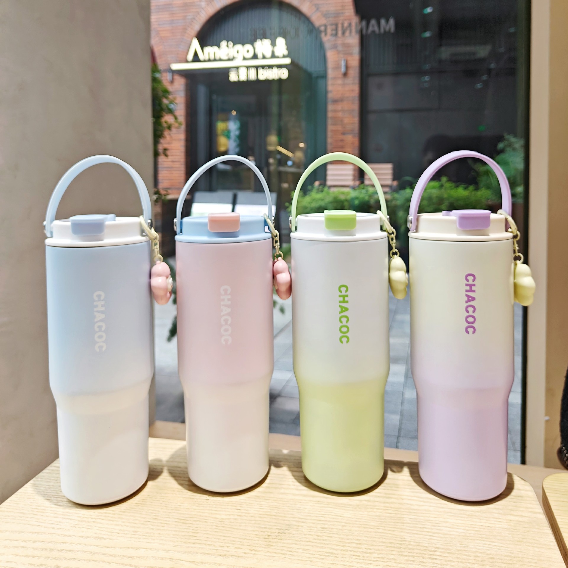 Gradient Color Insulated Water Bottle with Carrying Handle & Charm Pendant, 900ml Stylish Portable Thermos Cup for Daily Use - 图片 2