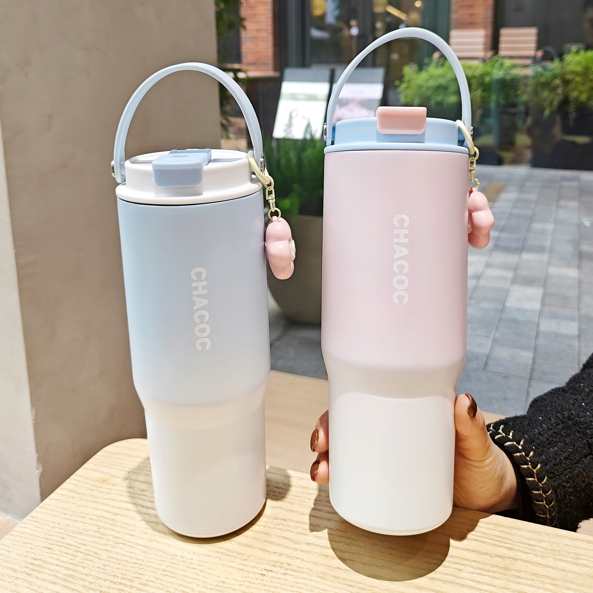Gradient Color Insulated Water Bottle with Carrying Handle & Charm Pendant, 900ml Stylish Portable Thermos Cup for Daily Use - 图片 1