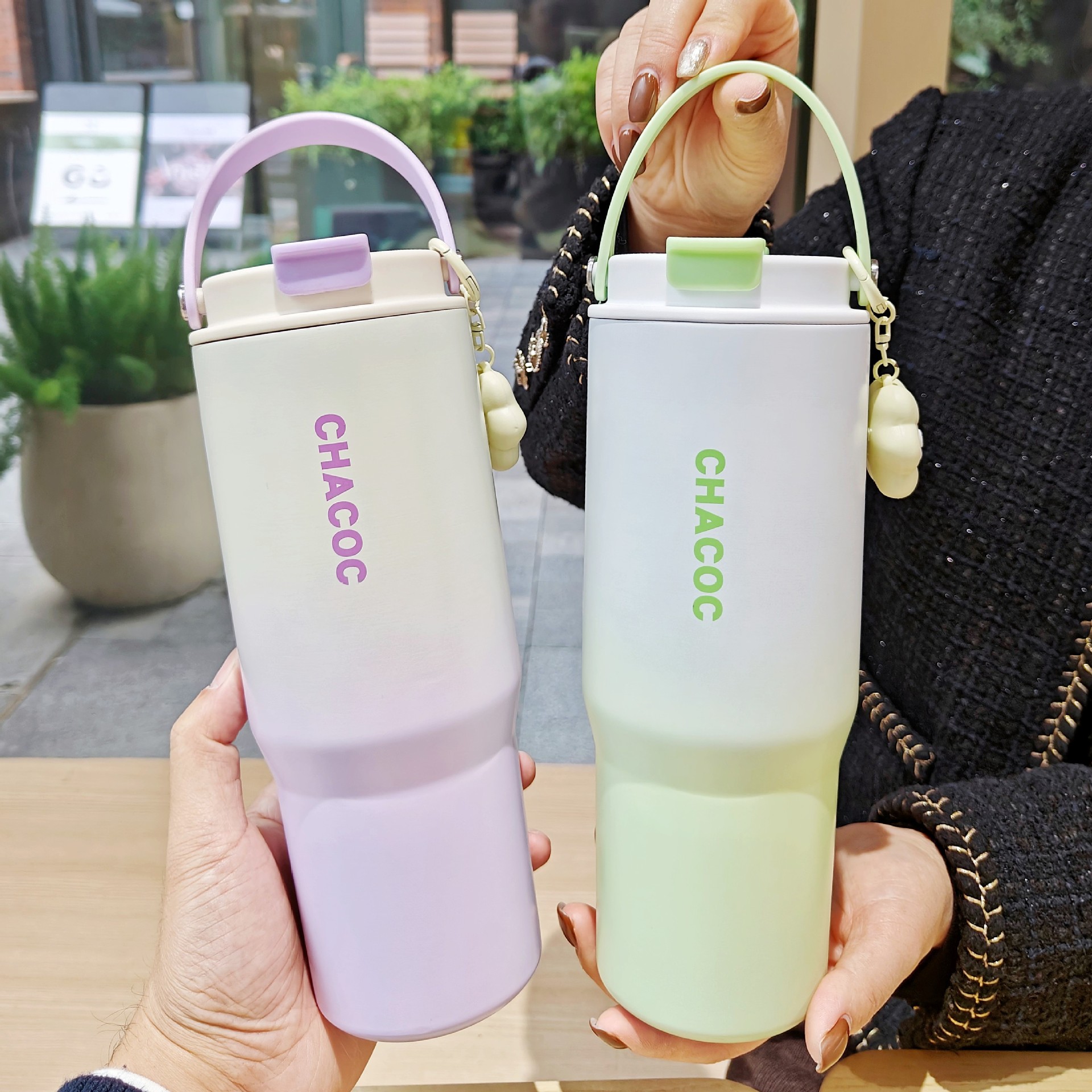 Gradient Color Insulated Water Bottle with Carrying Handle & Charm Pendant, 900ml Stylish Portable Thermos Cup for Daily Use - 图片 4
